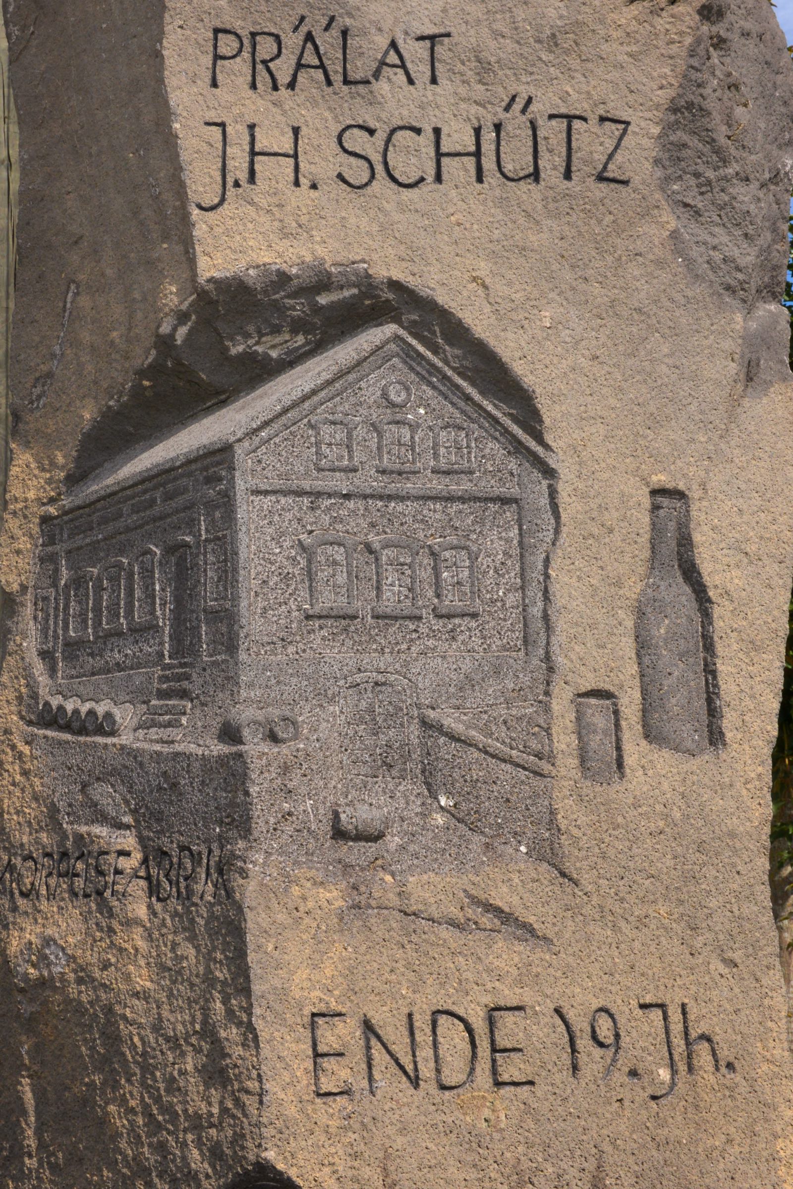 Denkmal mit Verweis auf Prälat Schütz