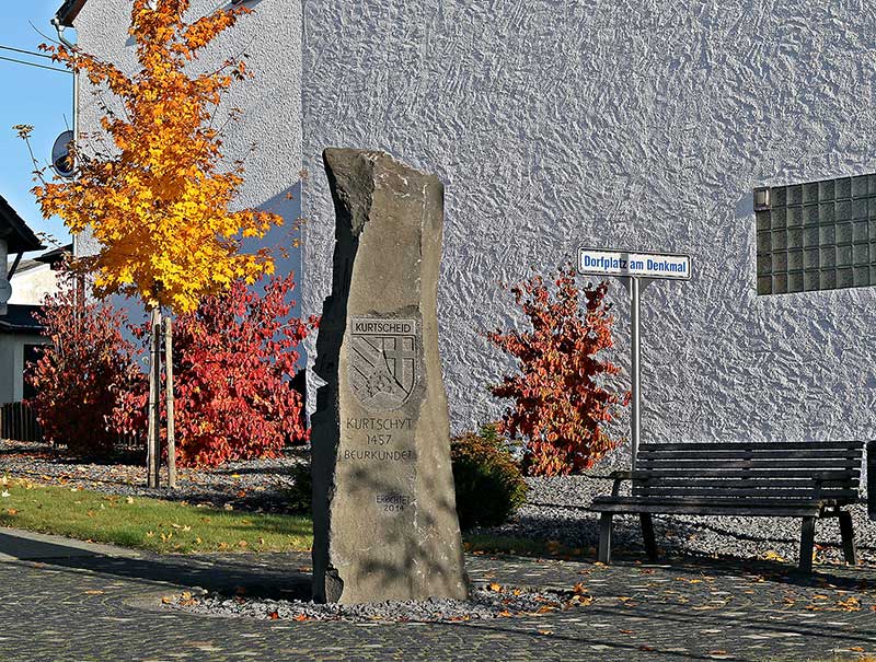Denkmal auf dem Dorfplatz in Kurtscheid