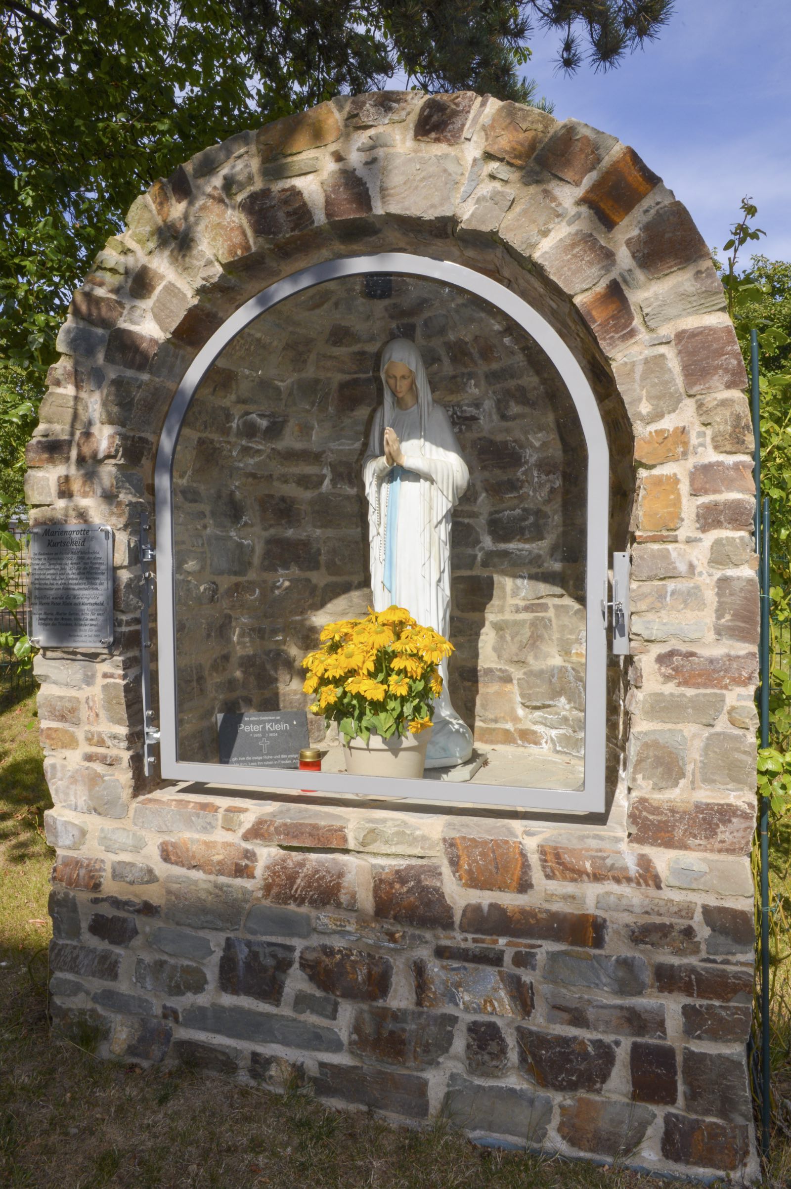 Das Bild zeigt den Marienschrein vor der Kirche