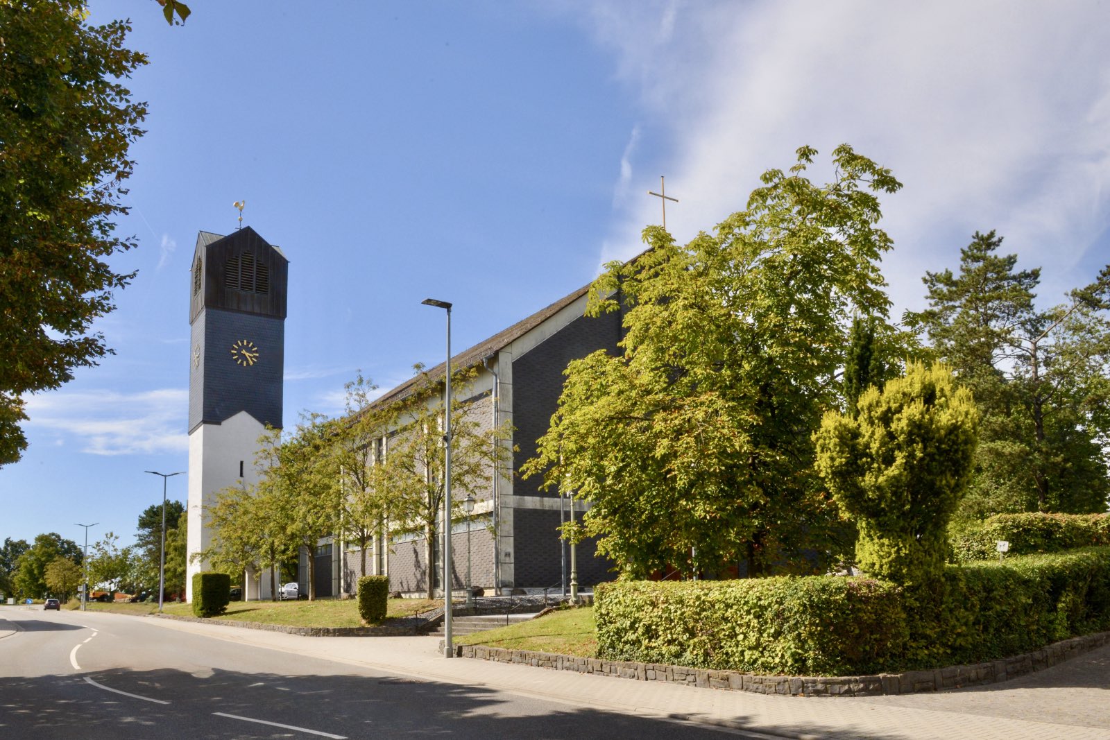 Das Bild zeigt die Kirche in der Außenansicht am Ortsausgang von Kurtscheid