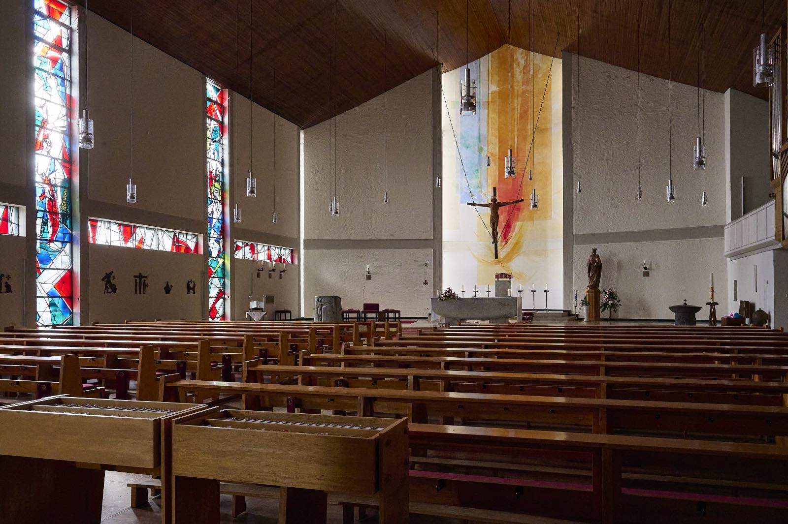 Das Bild zeigt einen Ausschnitt des Inneren der Kirche mit Altar